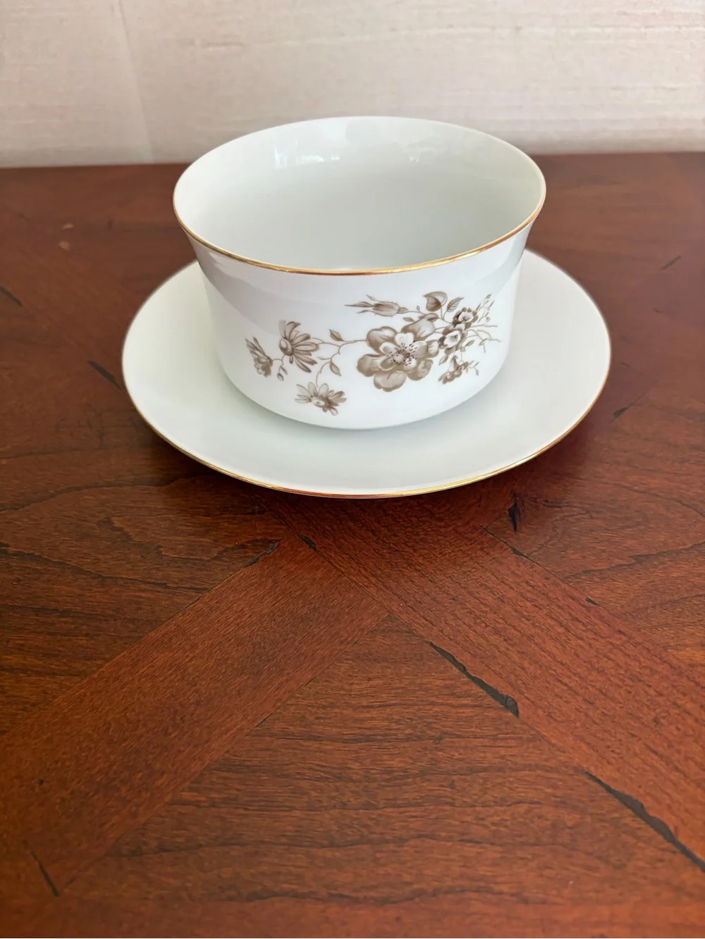 Johann Haviland elegant white